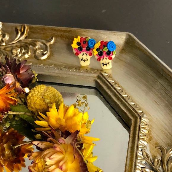 Skull Earrings - Picture 1 of 2